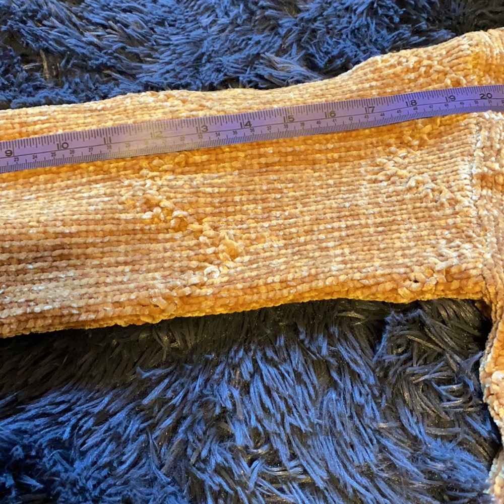 Gold Lulus Chenille sweater - Picture 5 of 5